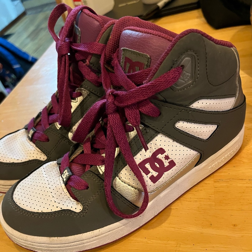 DC REBOUND YOUTH SIZE 6 MID TOP  Purple/White/Silver SKATE SHOES
